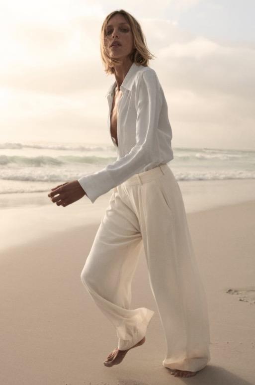 Pantalón blanco satinado 'wide leg' de Zara