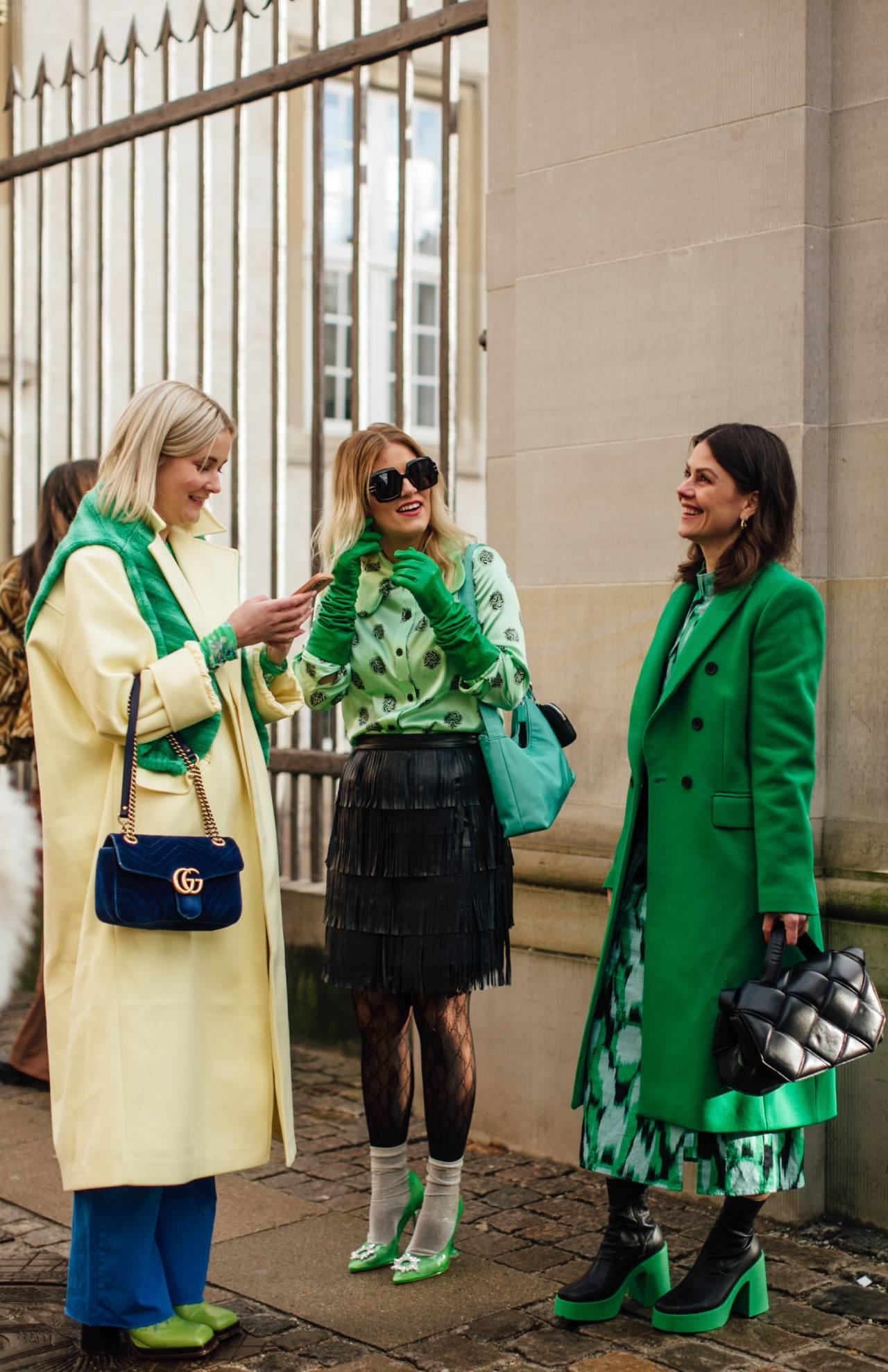 El verde será el color imprescindible de tu armario de primavera y estos 8  looks de street style lo demuestran