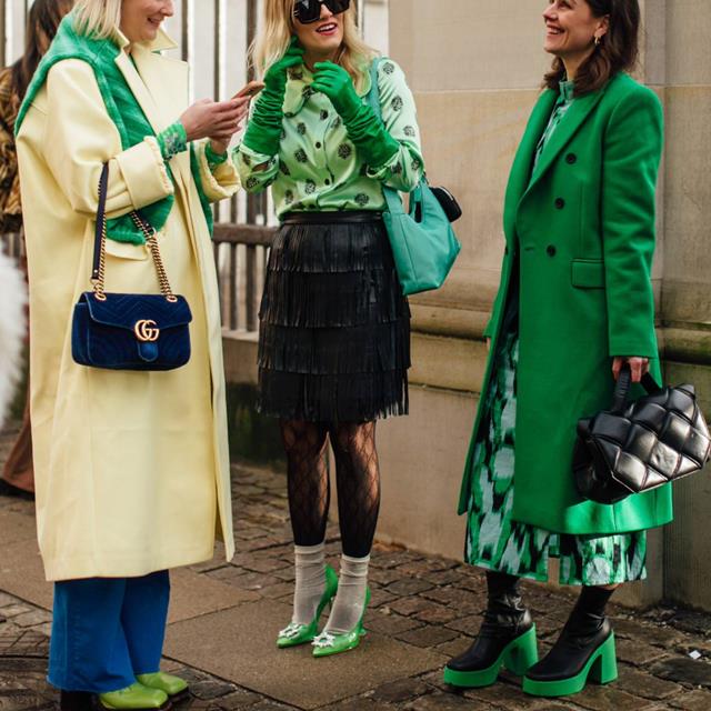 El verde será el color imprescindible de tu armario de primavera y estos 8 looks de 'street style' lo demuestran