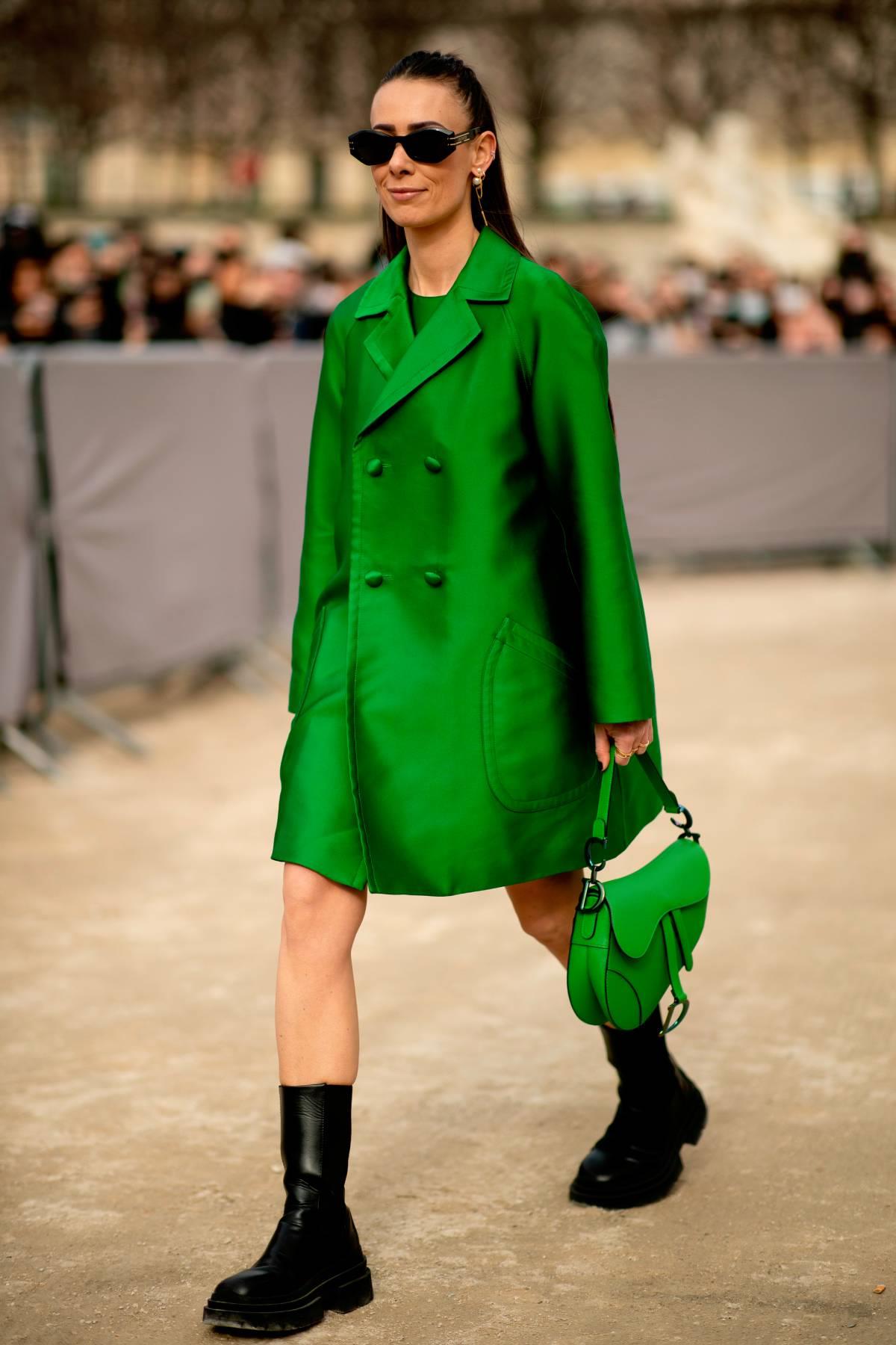 Vestido, bolso y abrigo verde. Un look parisino para la primavera
