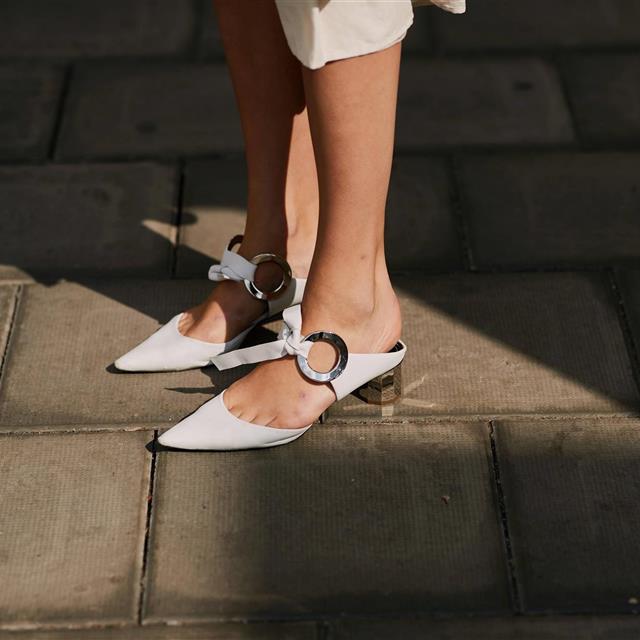Zapatos de tacón cómodo: 11 looks para todas las que no van a dejar de llevarlos esta primavera
