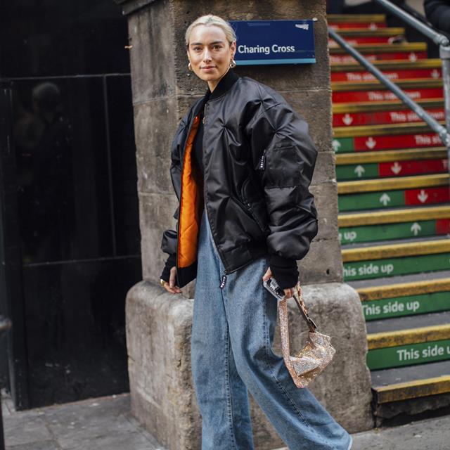 Las mujeres de más de 50 años con más estilo de Instagram llevan (sin parar) estos jeans anchos de Mango