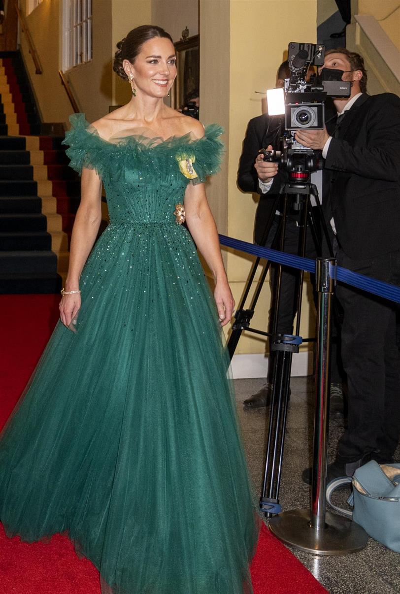Kate Middleton, en Jamaica, apuesta por un vestido verde esmeralda de escote Bardot