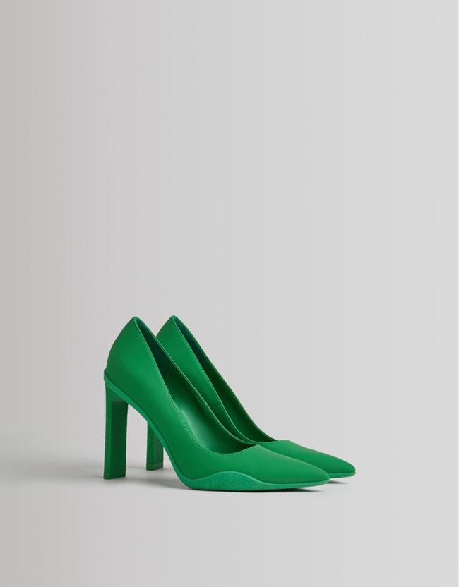 Zapatos de tacón verdes, de Bershka