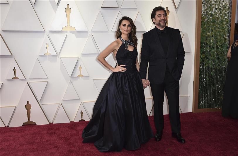 Penélope Cruz de Chanel en los Oscar 2022 y Javier Bardem
