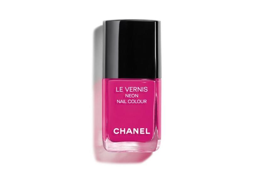 Esmalte de uñas fucsia de Chanel