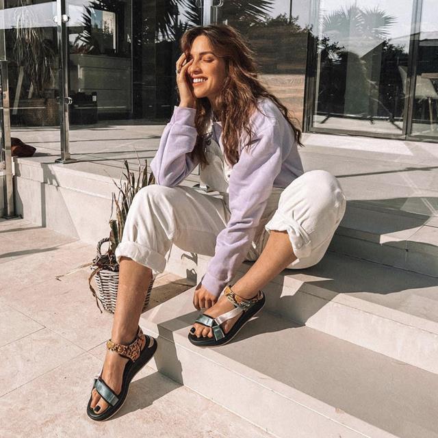 Las chicas que mejor visten de Madrid y Barcelona van a querer cambiar todas sus zapatillas por estas sandalias cómodas que ya triunfan en Instagram 