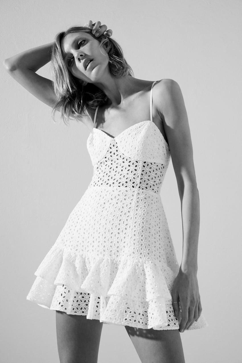 Por culpa de este vestido blanco de volantes de Zara (con lista de espera) nos queremos ir este fin semana Ibiza con amigas