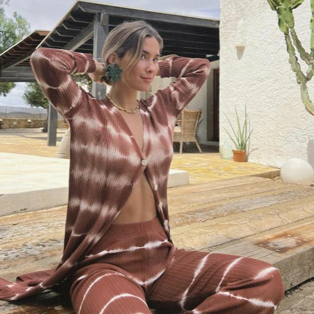 El conjunto 'tie dye' más hippie de Mango (y de efecto tipazo) es el que María Pombo ya ha estrenado en sus vacaciones de Semana Santa en Almería