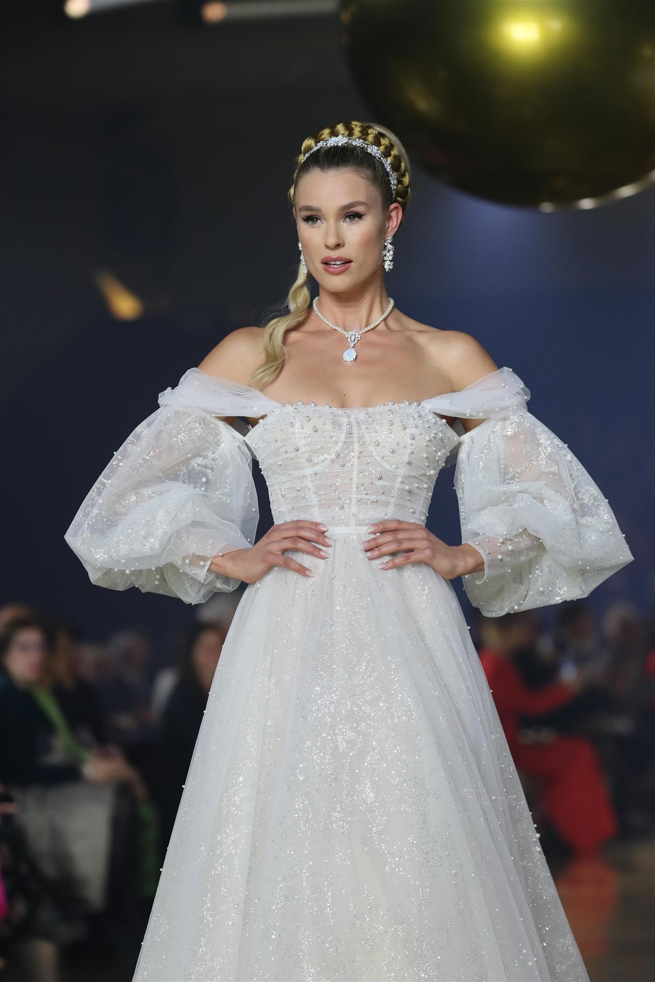 Tenemos claro que si los Bridgerton se casaran en 2023 lo harían con un  vestido de la nueva colección de Pronovias inspirada en el espíritu de  Versailles