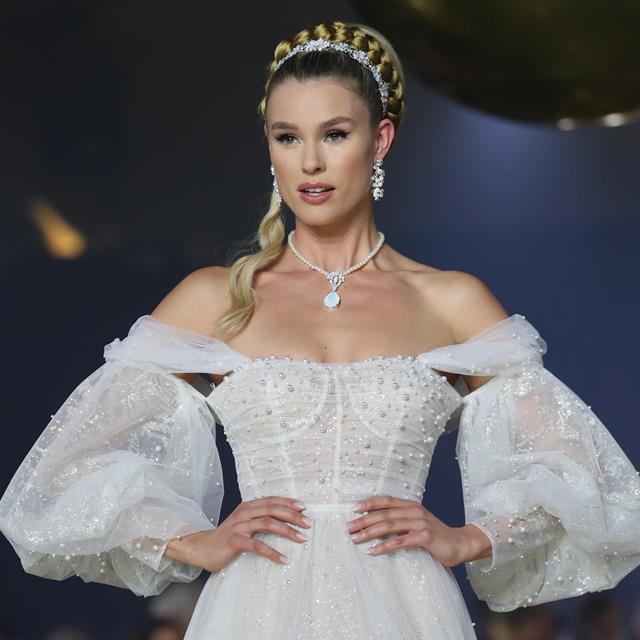 Tenemos claro que si los Bridgerton se casaran en 2023 lo harían con un vestido de la nueva colección de Pronovias inspirada en el espíritu de Versailles