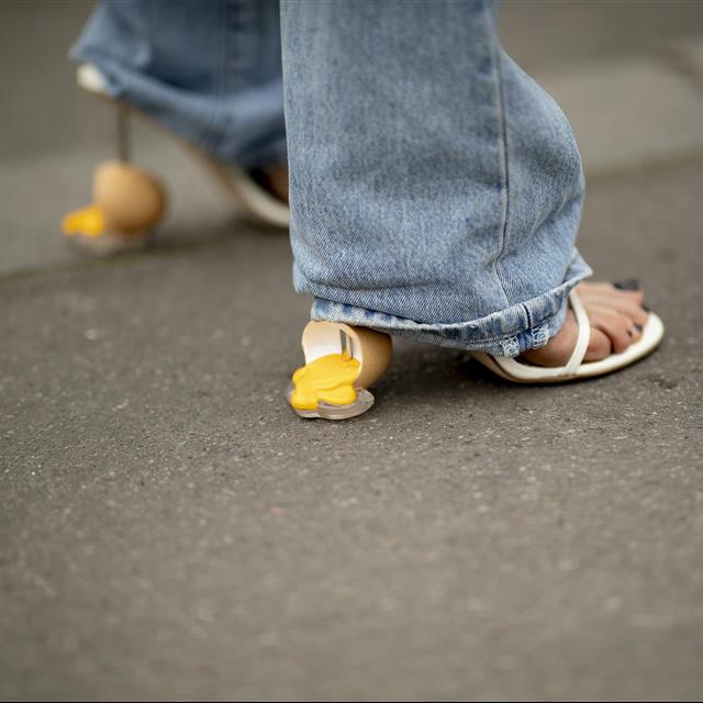 Las sandalias de tacón para invitadas de boda que las mujeres maduras llevarán también con jeans
