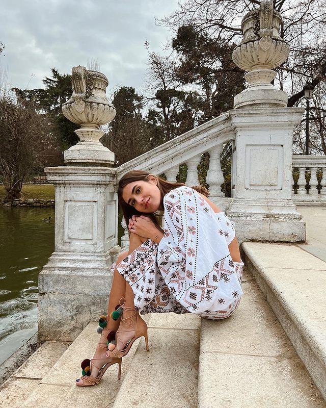 Mery Turiel, con vestido estampado, en una de sus fotos de Instagram