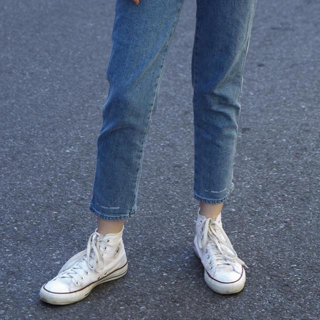 Las zapatillas Converse siguen siendo las mejores para llevar con jeans rectos y camisetas blancas