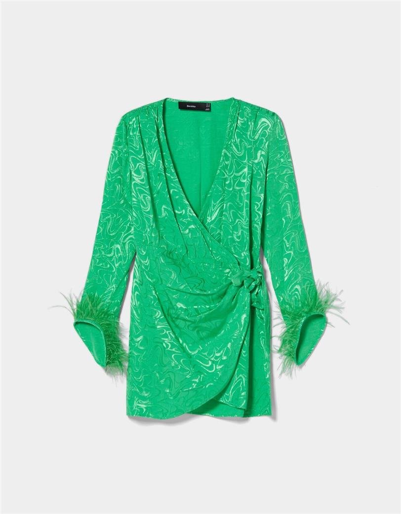 Vestido verde de tejido jacquard satinado y con plumas de Bershka