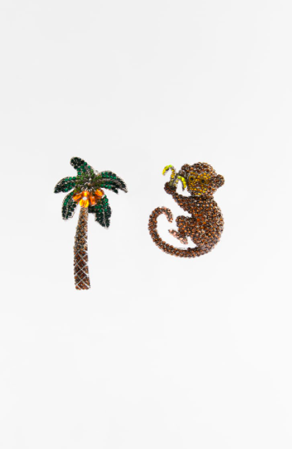 Pendientes de palmera y mono, de Zara 
