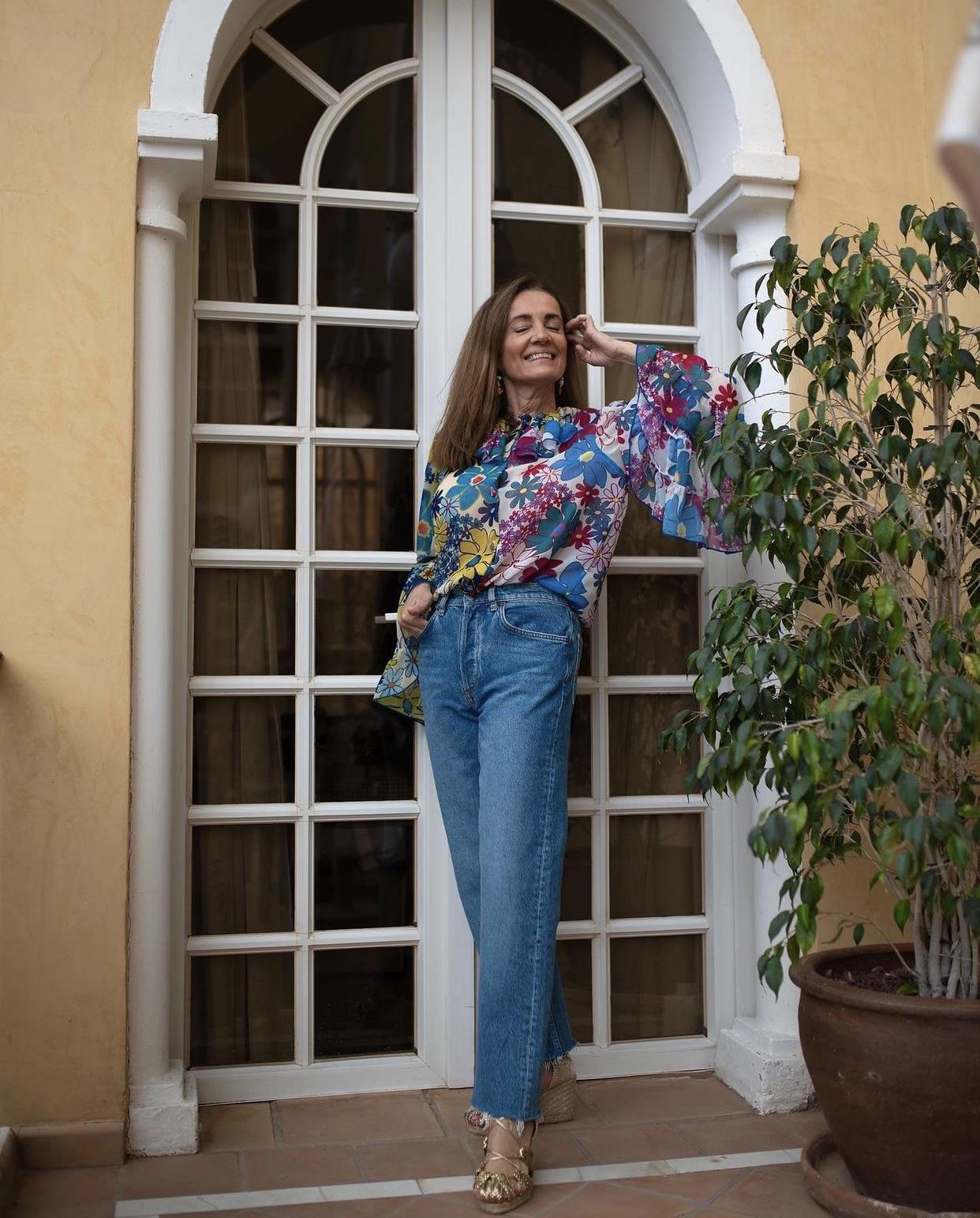 Silvia Soler jean recto y camisa de flores