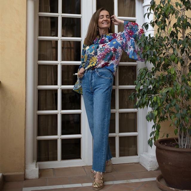 Silvia Soler jean recto y camisa de flores