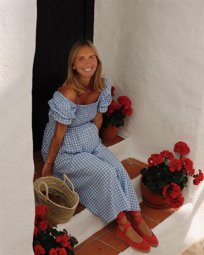 Lucía Bárcena con vestido en cuadros vichy en Menorca