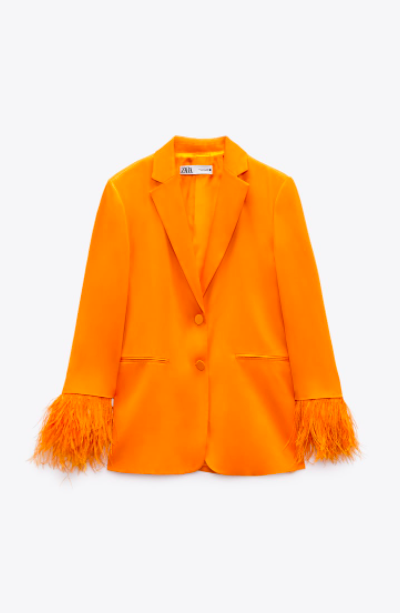 Blazer naranja de satén con mangas de plumas de Zara
