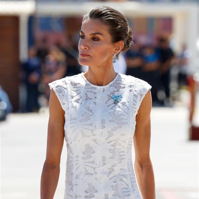 El vestido blanco de Sfera de la Reina Letizia que ha roto Internet porque es precioso y perfecto