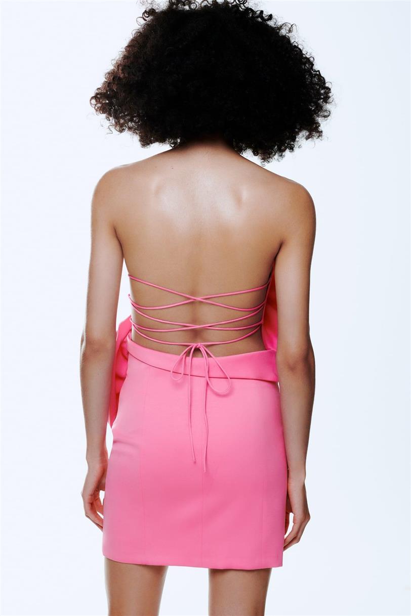 Escote en la espalda del vestido de Zara con flores rosas 