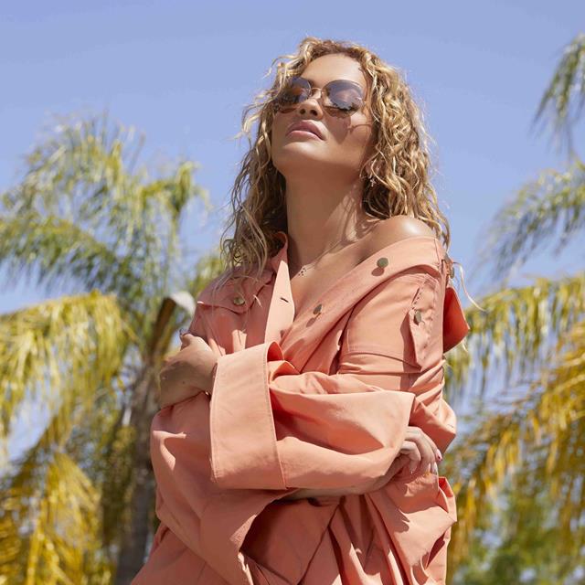 Las gafas de sol preferidas de Rita Ora son las más ligeras y vanguardistas y te van a solucionar todos tus looks estivales