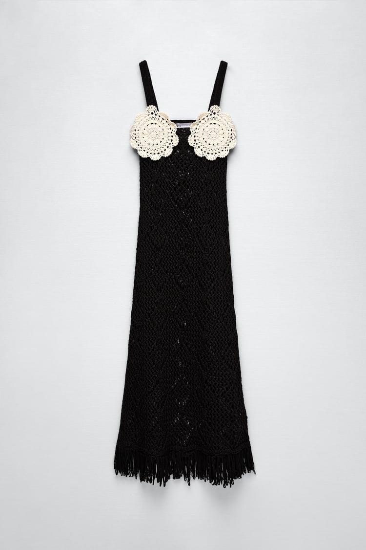 Vestido negro de punto con flecos de Zara