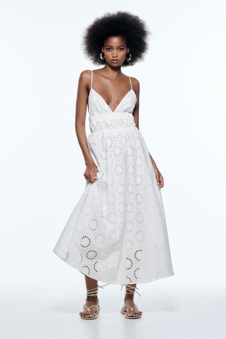 Este vestido blanco con bordados perforados de Zara está rebajado