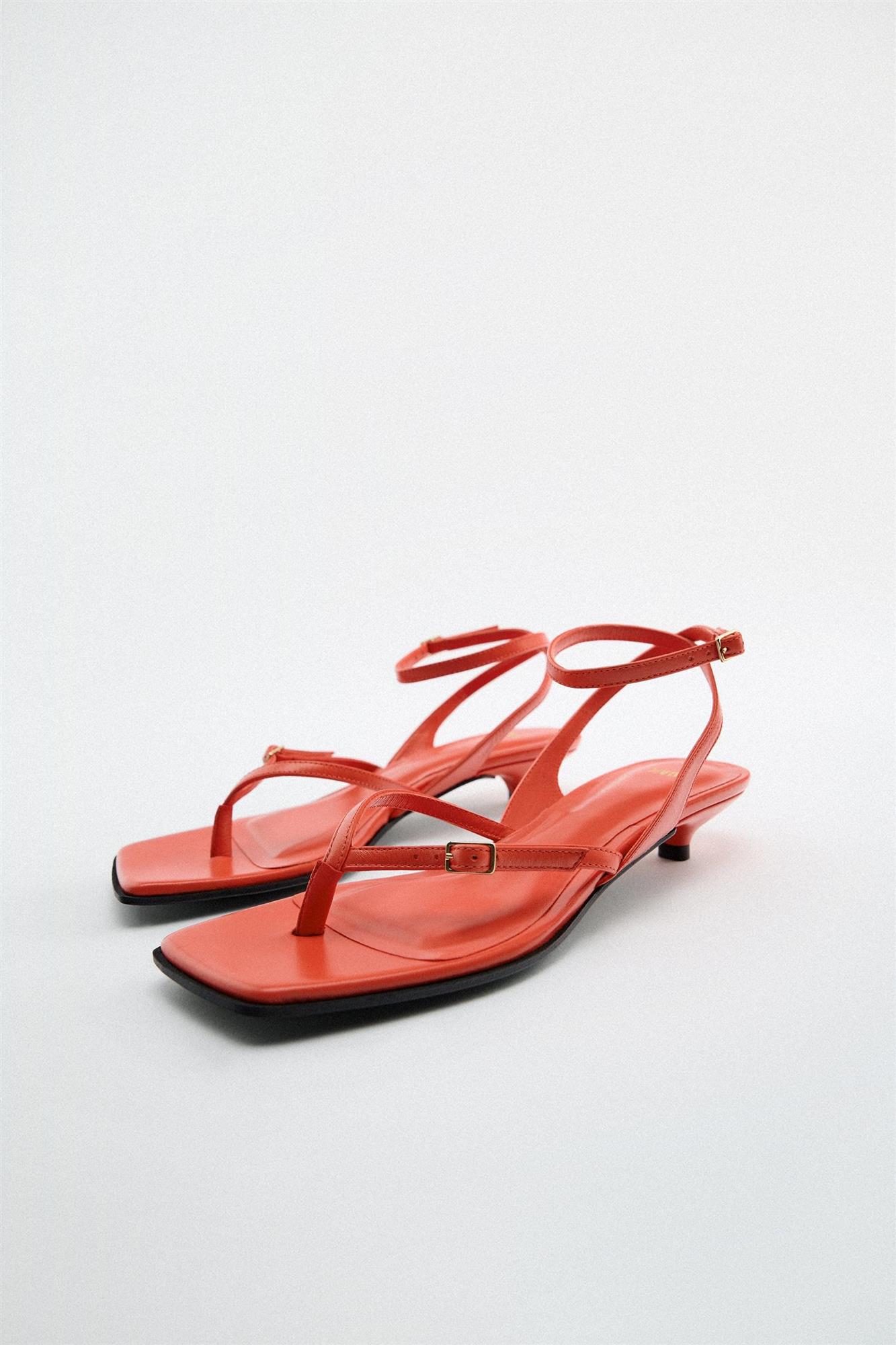 Rebajas Zara verano 2022, sandalias planas
