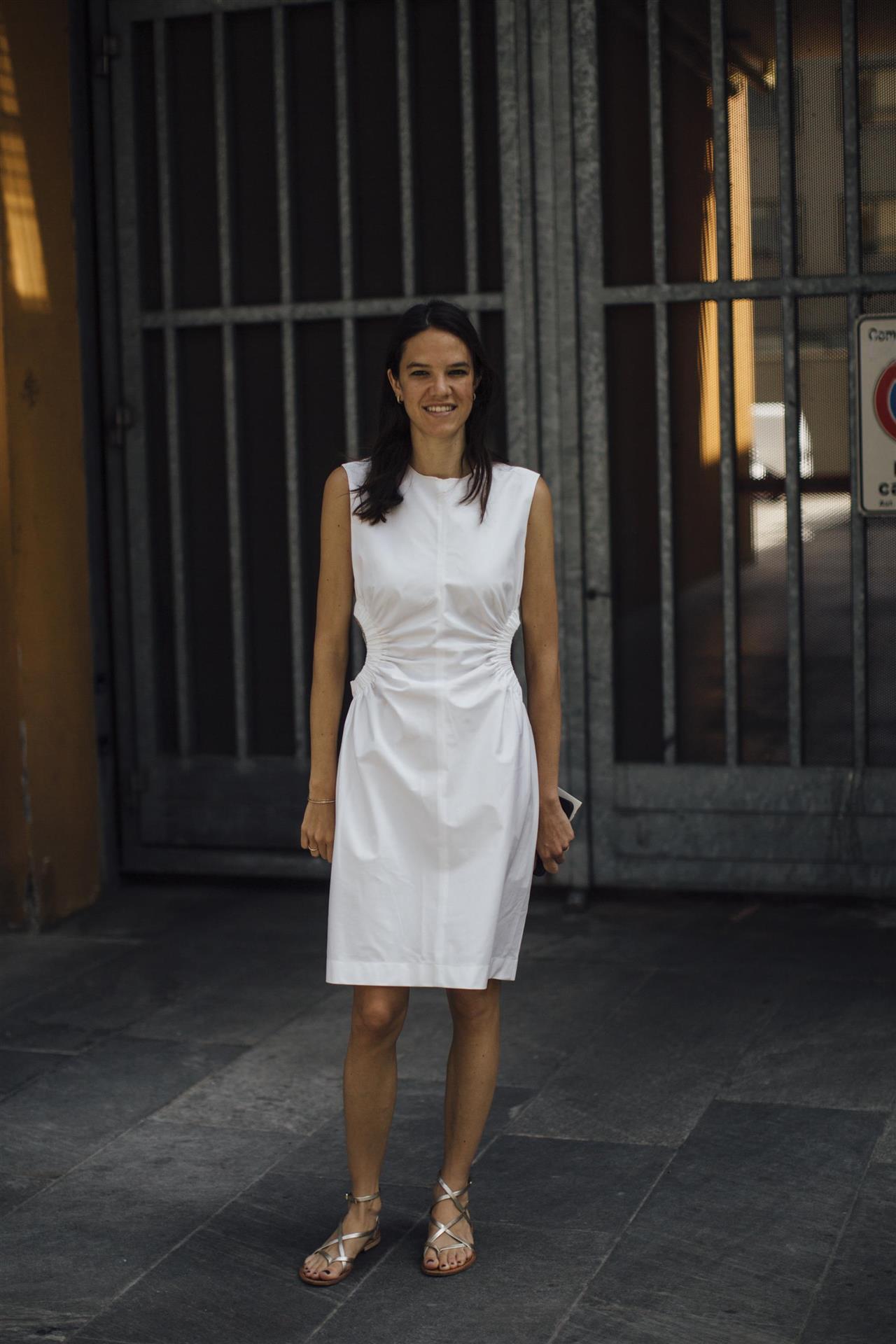 street style vestido blanco y sandalias planas 
