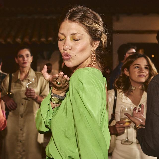 Anita Matamoros combina vestido y maquillaje verde: un look 'Cottagecore' que es la tendencia del verano