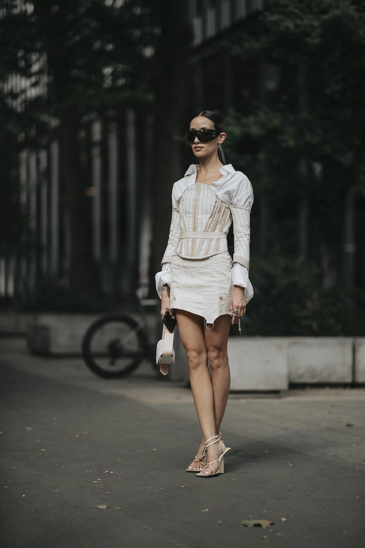 street style corsé blanco y mini falda