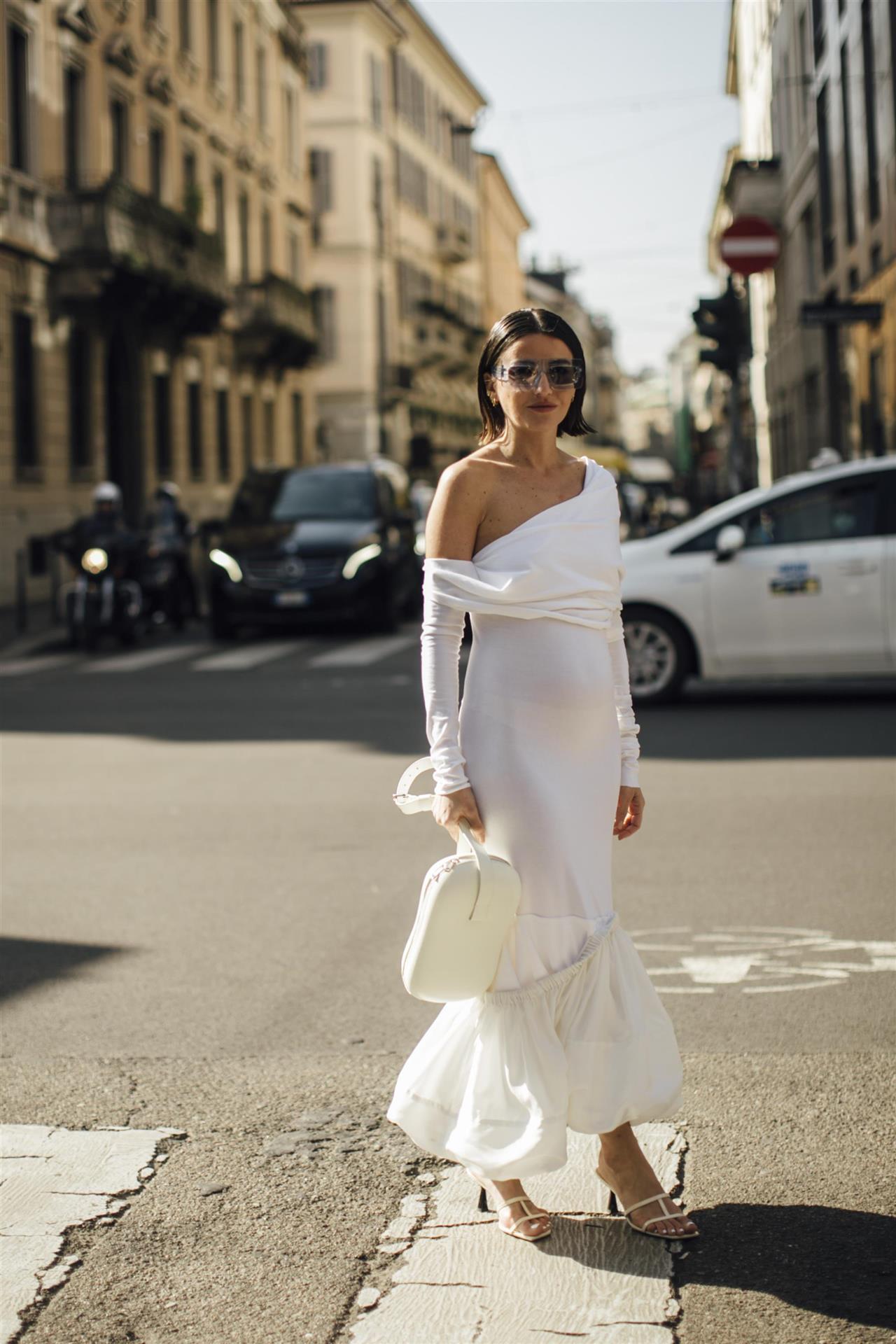 Street style alexandra pereira con vestido blanco 