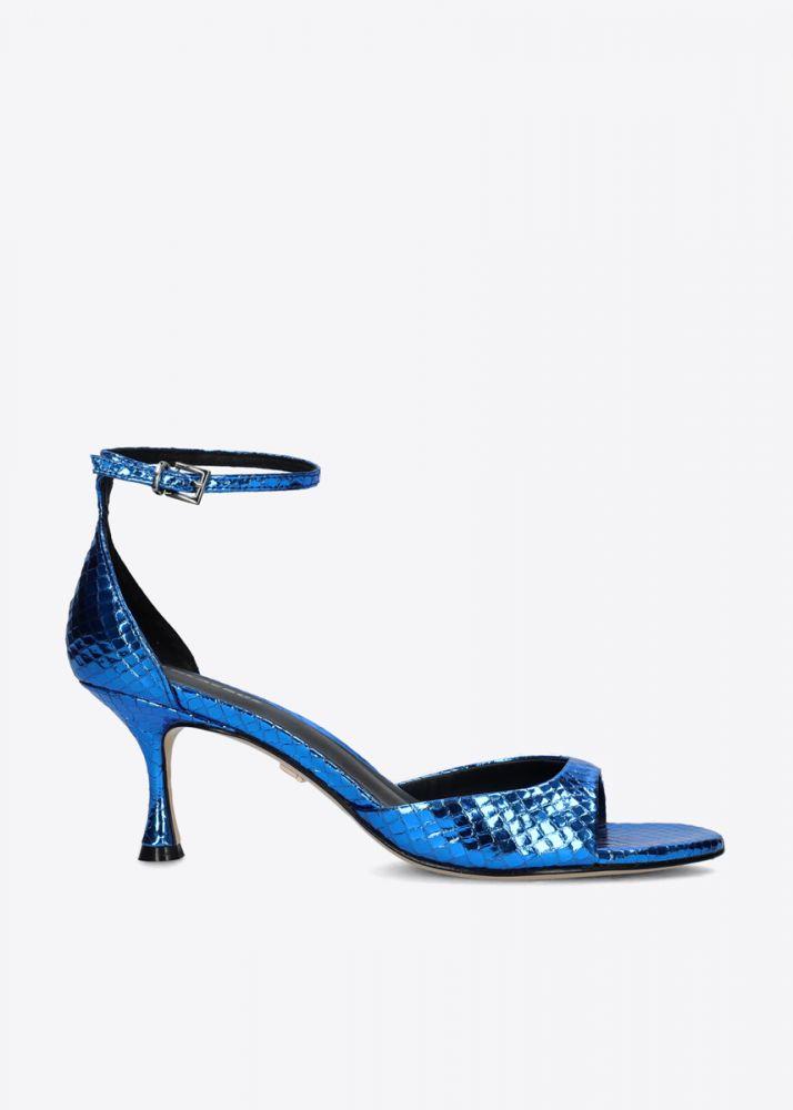 Sandalias metalizadas en color azul de Lola Cruz