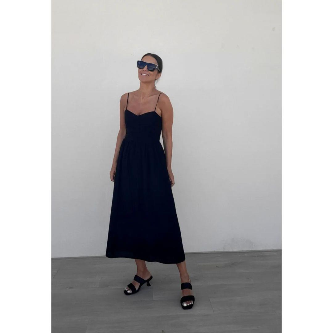 Paula Echevarría, con un vestido negro de H&M, en una de sus fotos de Instagram 