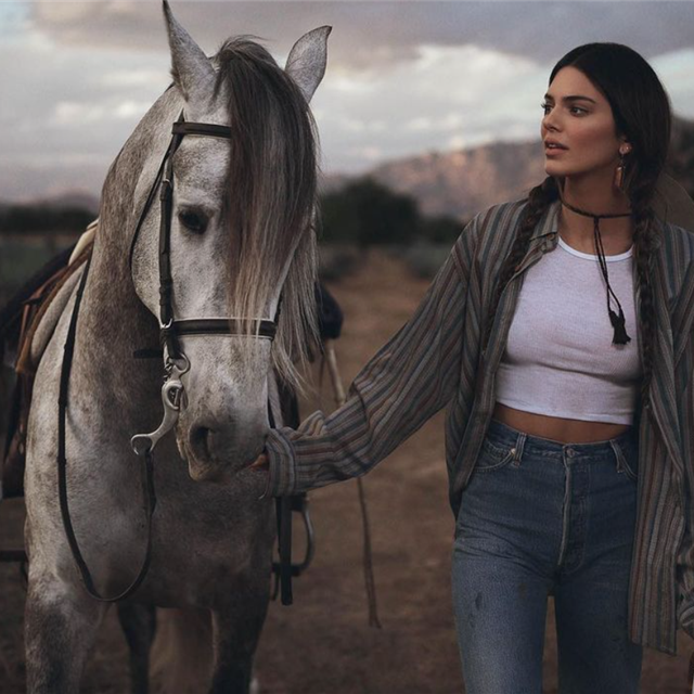 El nuevo amor de Kendall Jenner son las camisetas con mensaje (y los cowboys) 