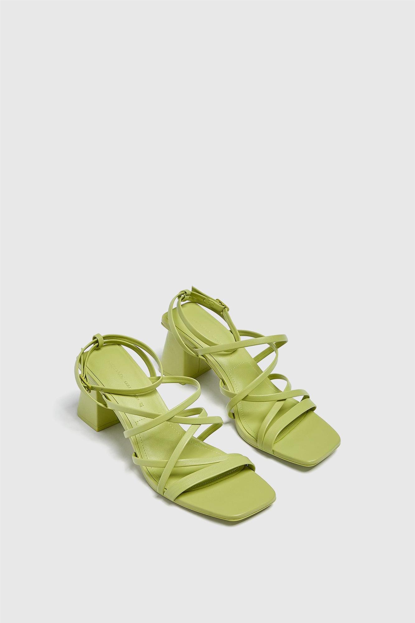 Sandalias de color verde con tacón cómodo de Pull&Bear