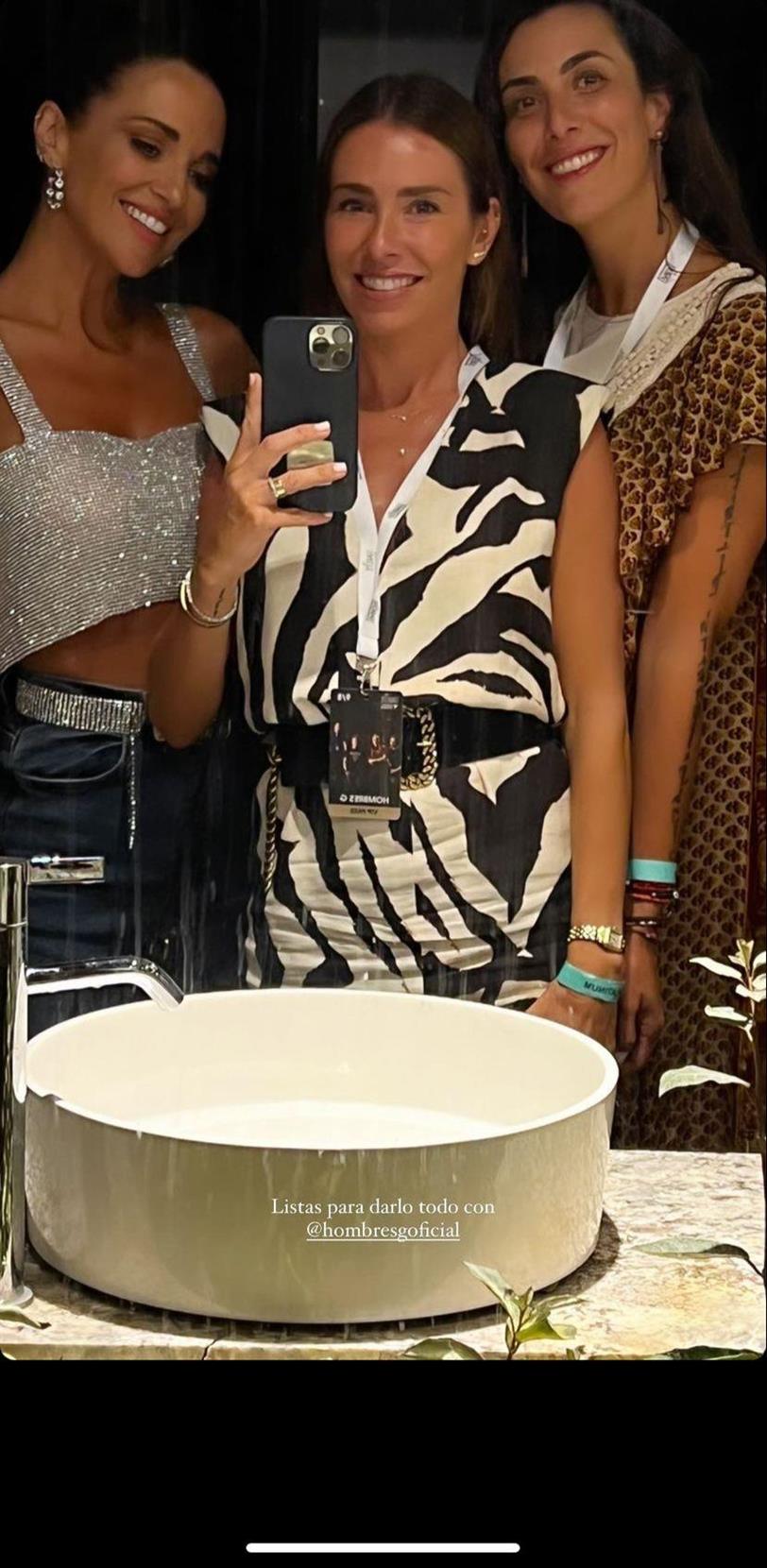Paula Echevarría, con top metalizado Marta Carriedo y una amiga, en le concierto de Hombres G