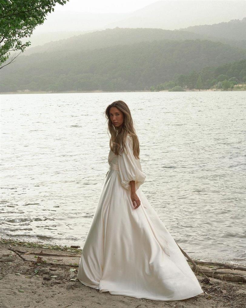 Grace Villarreal con vestido blanco