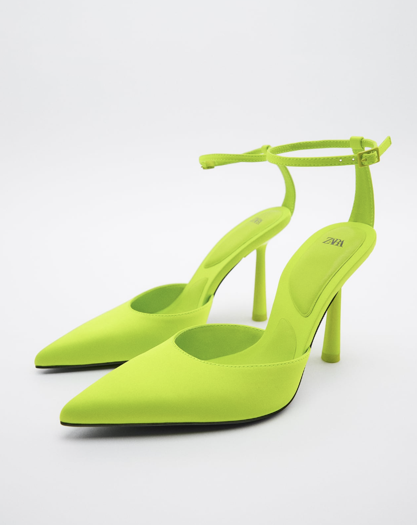 Zapatos de tacón en verde neón de Zara