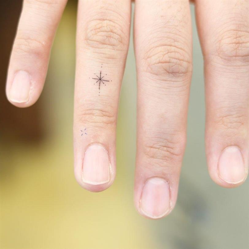 Mini tatuaje en el dedo para hombre