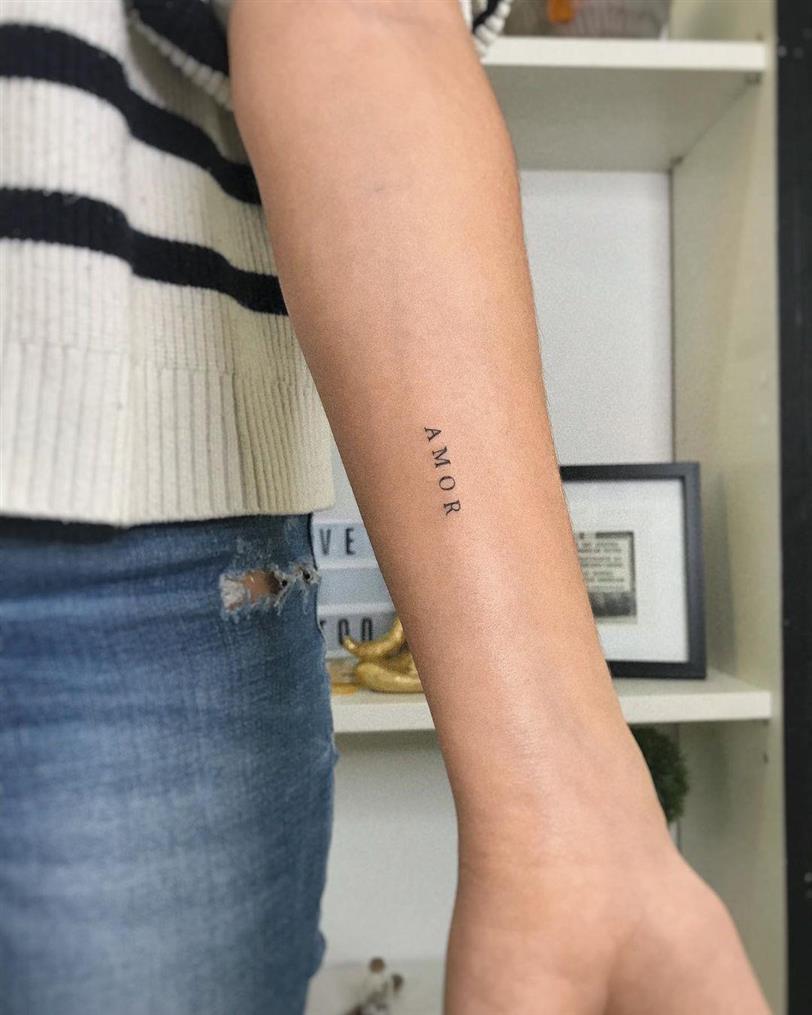 Tatuaje con la palabra 'AMOR'