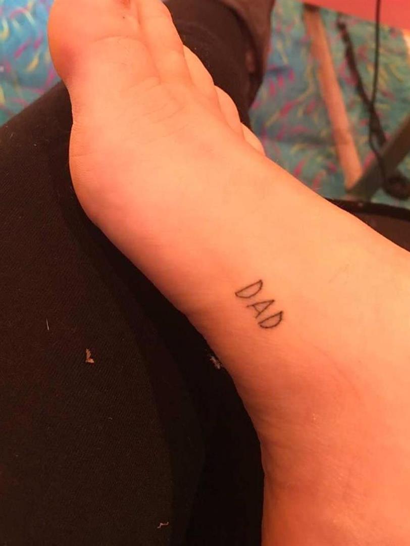 Tatuaje 'dad' en el pie