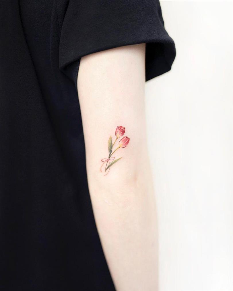 Tatuaje de flor en el antebrazo