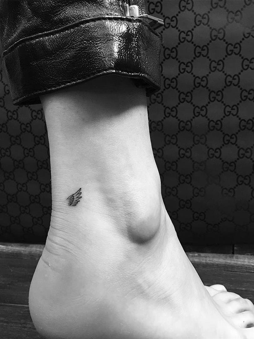 Tatuaje en el pie de Bella Hadid