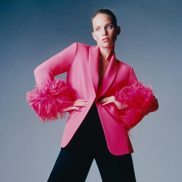 La primera blazer del otoño será rosa y con plumas (o no será) según las últimas novedades de Zara que llevarán las mujeres de 30 y 60 años