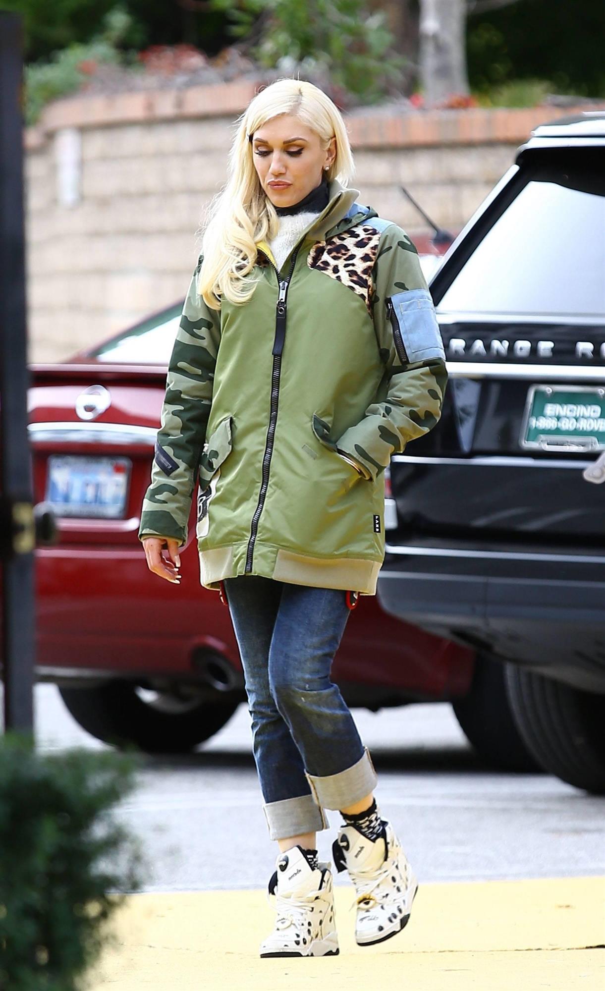 Gwen Stefani con parka y zapatillas