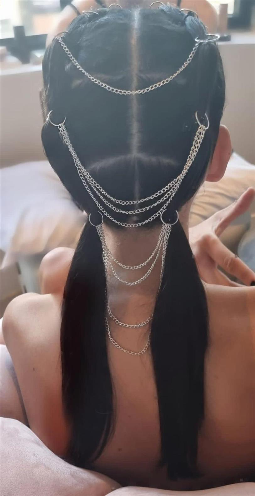 El peinado con argollas y cadenas de Milena Smit