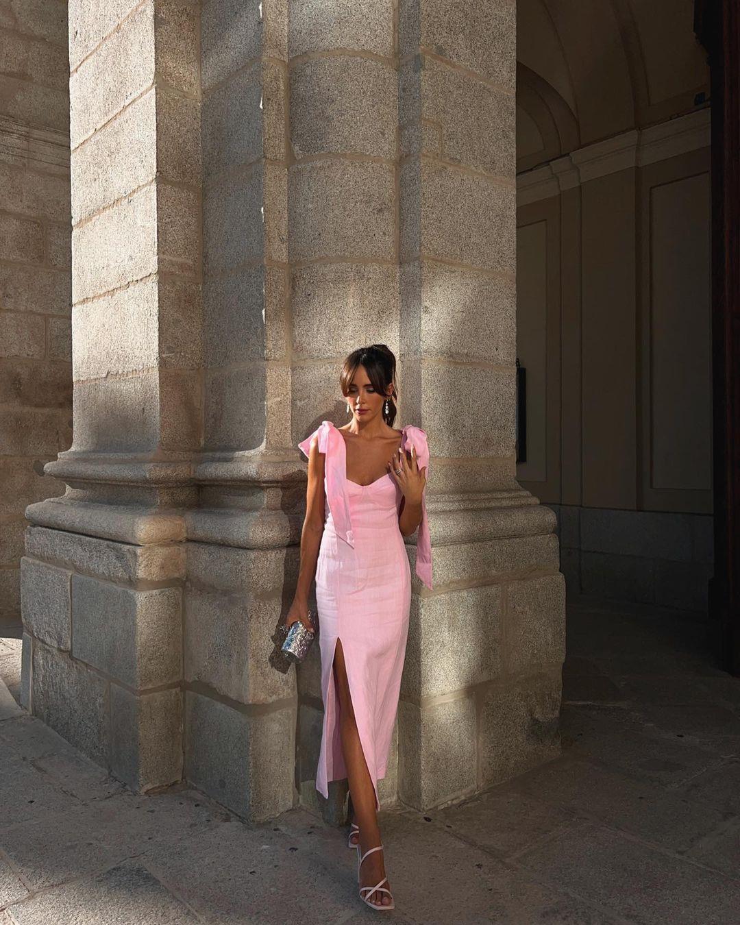 Rocío Osorno, con vestido rosa de lino de Massimo Dutti Studio